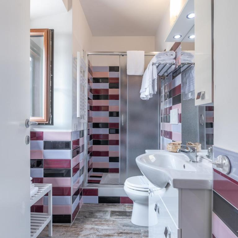 SOHO Borgonovo by Dasso - Case Vacanze e Appartamenti - Camera Familiare con Bagno - 5