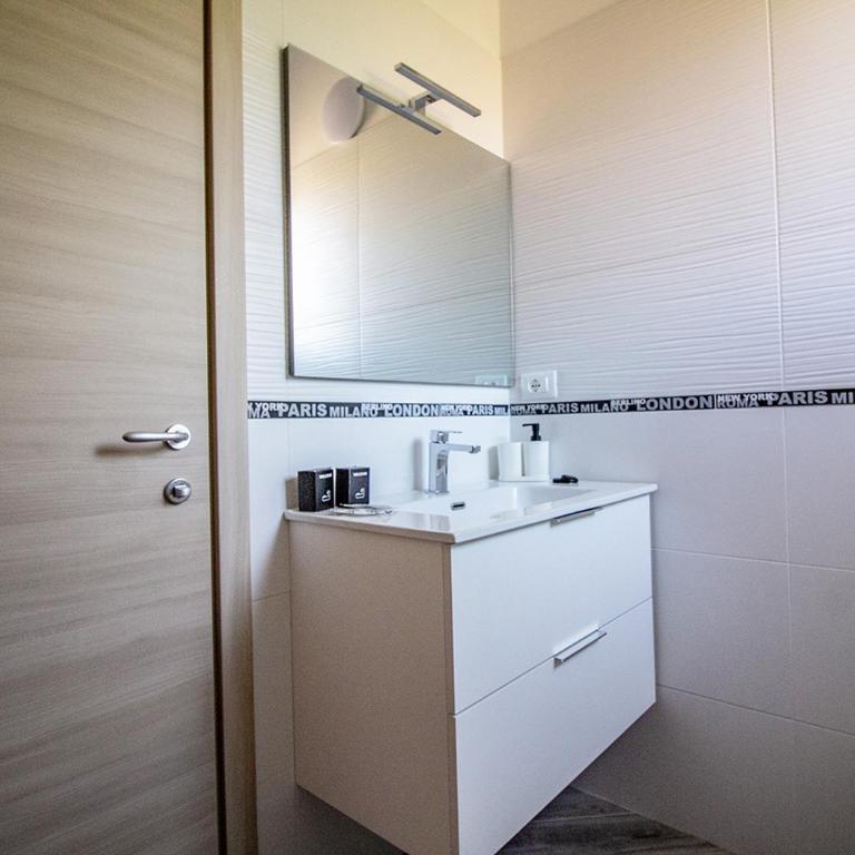 Athena Rooms - Parcheggio privato - Camera Matrimoniale con Bagno Privato - 2