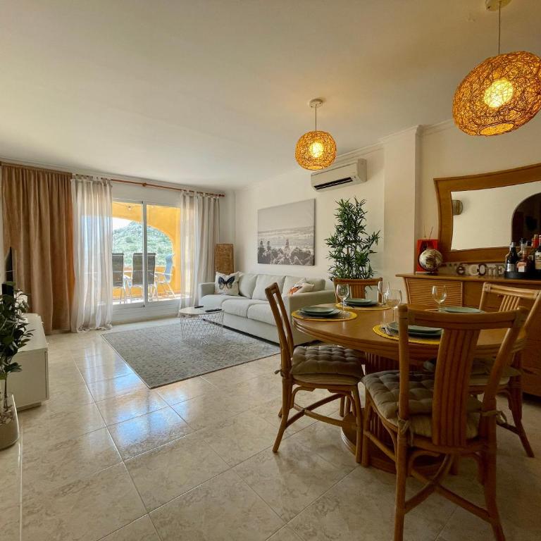 Montecala 3-bedroom apartment with spectacular views and pools - Apartamento de 3 dormitorios con vistas a las montañas - 3
