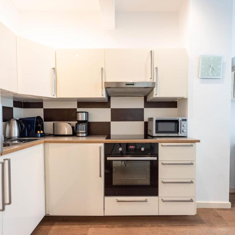 Cannes 1-Br Apartment in the Carré d’Or - Apartment - 9