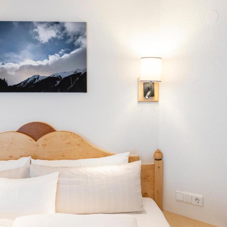 Hotel Jägerhof - Doppelzimmer mit Balkon - 9