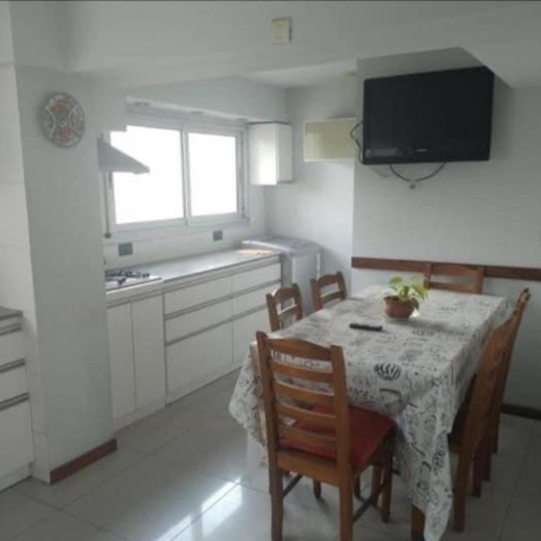 DPTO EN PLENO CENTRO 3 AMB con COCHERA no se acepta grupo de jovenes - Apartamento de 2 dormitorios - 6