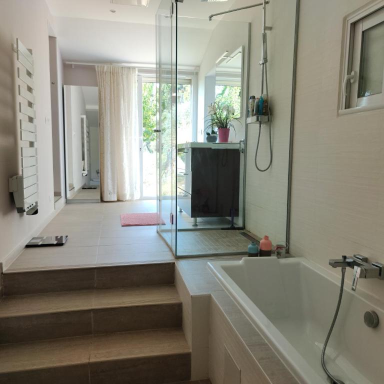 Maison en pierre, 3 chambres à 15 mn du centre de Menton et des plages - Maison 3 Chambres - 25
