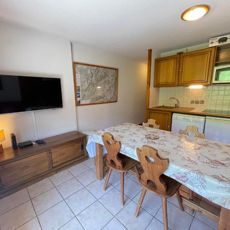 Appartement cosy 2 chambres au pied des pistes avec parking et WiFi - FR-1-505-92 - Apartment (6 Adults) - 1