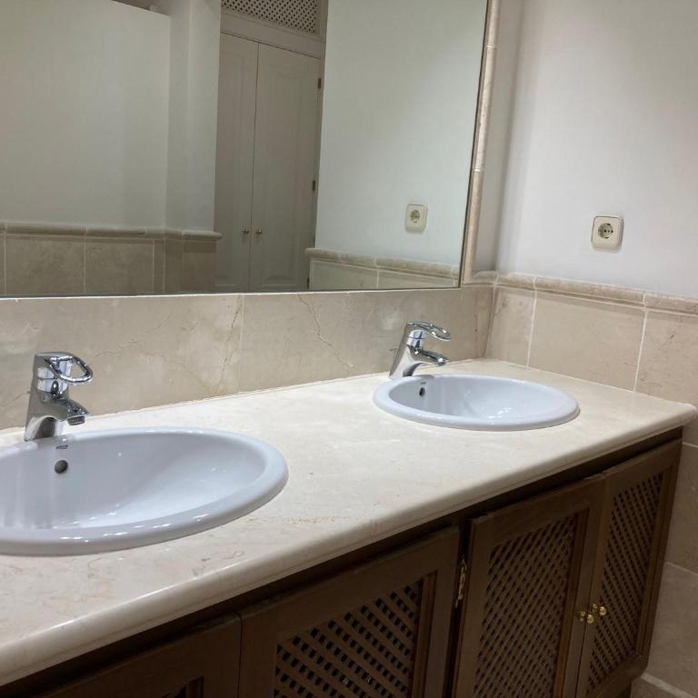 Suite F up, Rio Real, Marbella - One-Bedroom Apartment with Sea View and Balcony - 16
