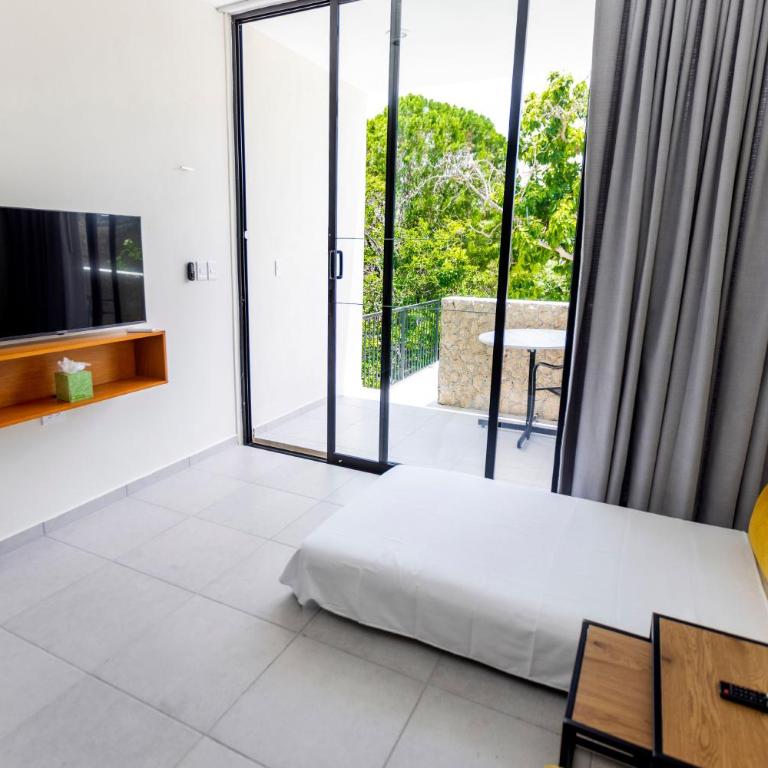 Casa Itzae Hotel Boutique - Deluxe One-Bedroom Apartment with Garden View - 25