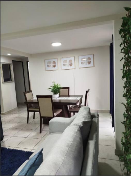 Alojamiento entero - Two-Bedroom Apartment - 8
