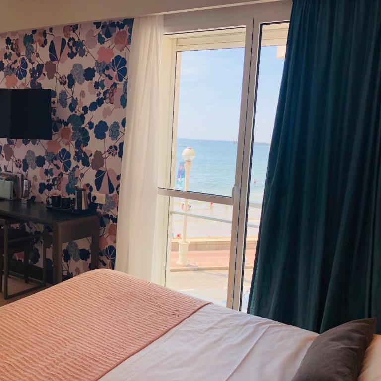 Hotel & Spa Les Roches Noires - Chambre Familiale - Vue Latérale sur Mer - 3