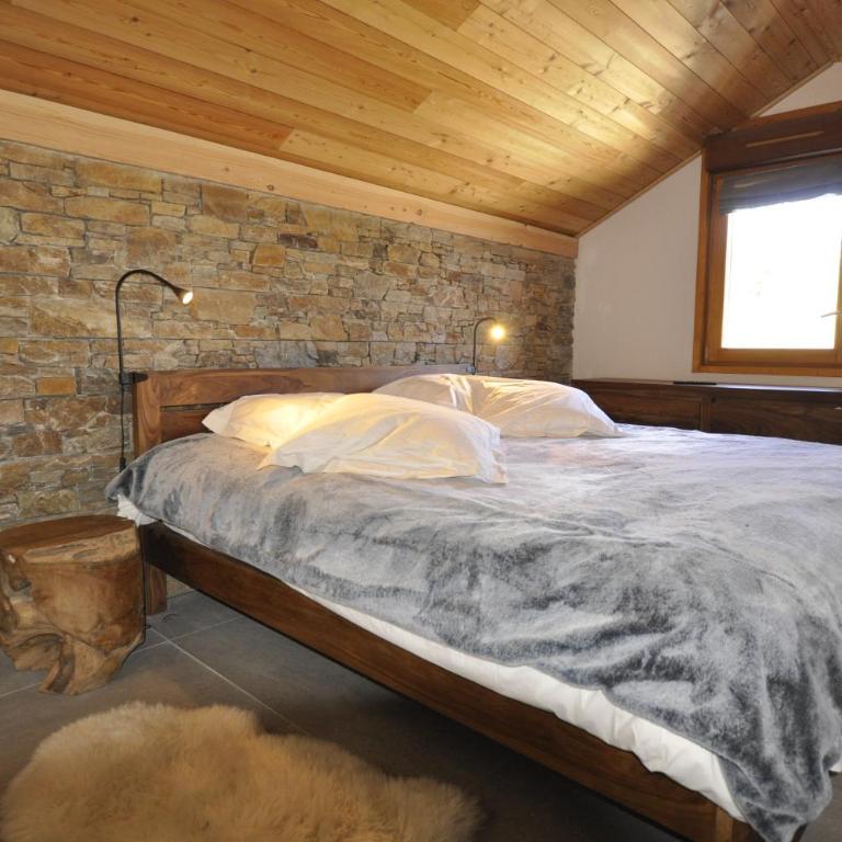 appartement d'exception type chalet, cheminée,3 chambres, piscine intérieure, ski room et sauna privés, garage - Three-Bedroom Apartment - 23