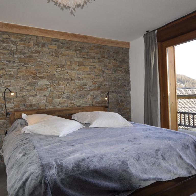 appartement d'exception type chalet, cheminée,3 chambres, piscine intérieure, ski room et sauna privés, garage - Three-Bedroom Apartment - 22