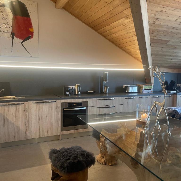 appartement d'exception type chalet, cheminée,3 chambres, piscine intérieure, ski room et sauna privés, garage - Three-Bedroom Apartment - 16