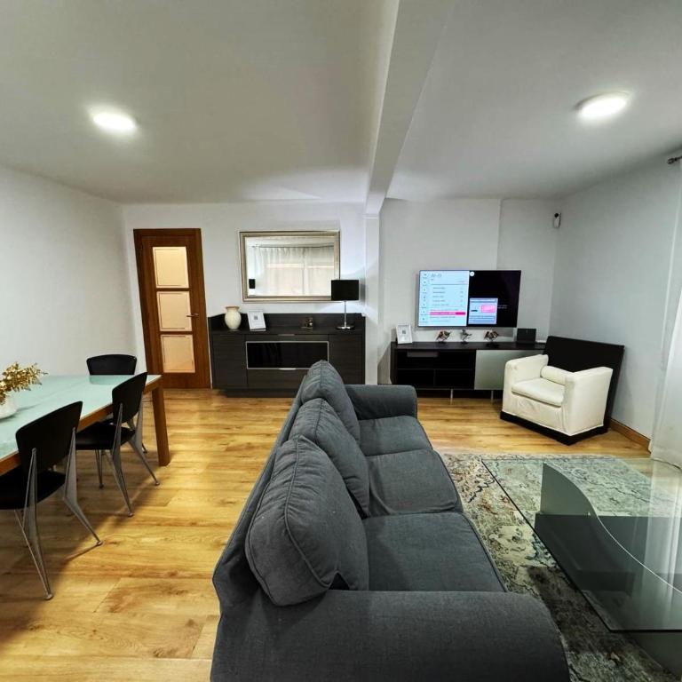 Alojamiento Barbastro - Three-Bedroom Apartment with View - 3