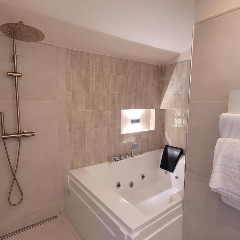 Château le Bouïs Hotel & Wine - Chambre Double avec Baignoire Spa - 10