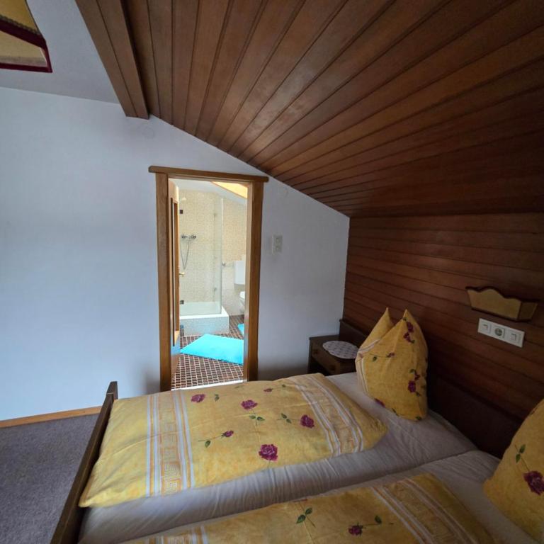 Haus Talblick - Doppelzimmer mit Dusche - 2