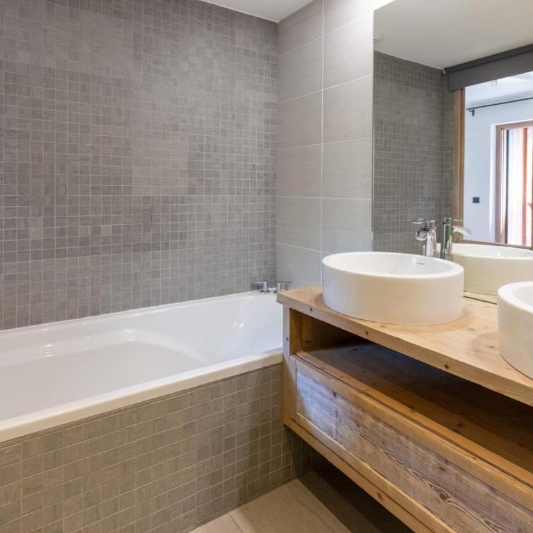 Chalet in méribel center with outdoor jacuzzi and sauna - Chalet - 21