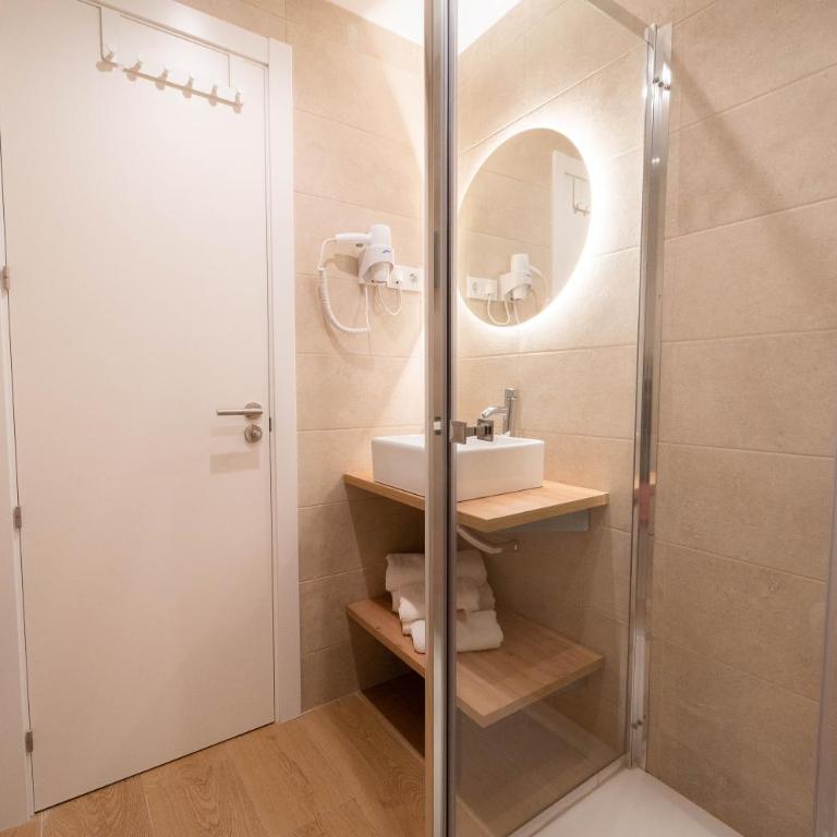 I'M Room Suites Nuevos Ministerios - Bernabeu 'Digital Access' - Habitación Doble con baño privado - 5