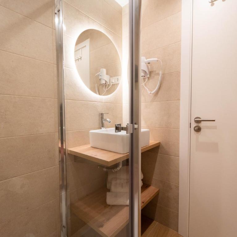 I'M Room Suites Nuevos Ministerios - Bernabeu 'Digital Access' - Habitación Doble con baño privado - 2