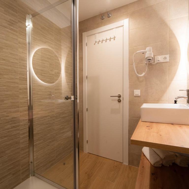 I'M Room Suites Nuevos Ministerios - Bernabeu 'Digital Access' - Habitación Doble con baño privado - 3