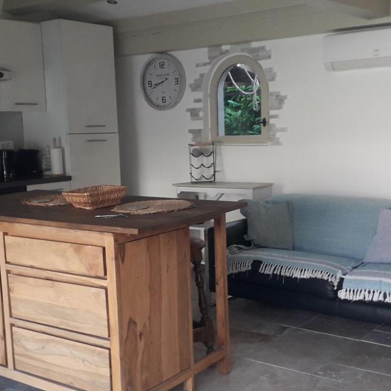 logement indépendant au calme proche toutes commodités et transports - Chambre Lit Queen-Size - Vue sur Piscine - 4