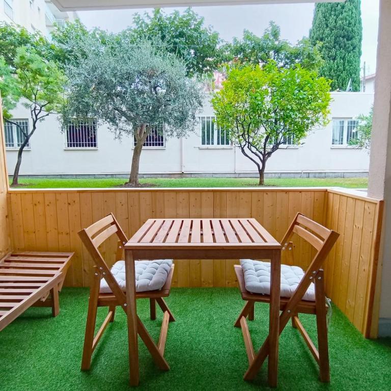 Cozy Apt with Balcony - 5 min to the Beach - Appartement - 1