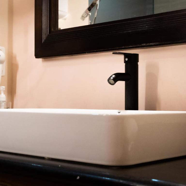 Infinity Suites doble room 202 - Habitación Doble con baño privado - 11