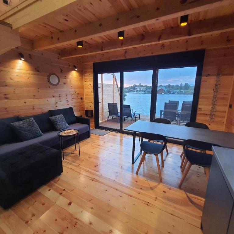 modernes Holzhaus, Cabin, auf dem Fluss, wenige Meter zum Meer - Vacation Home - 6