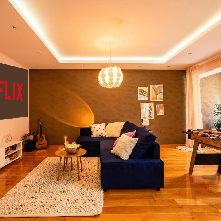 Play Cloud Manor Old Town Heart NEW - Three-Bedroom Premium Apartment - 2