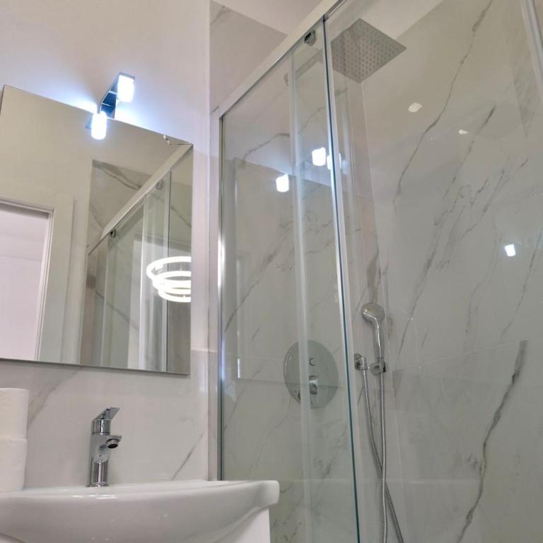 98 House -No elevator in the city center - Double Room with Private Bathroom - 16