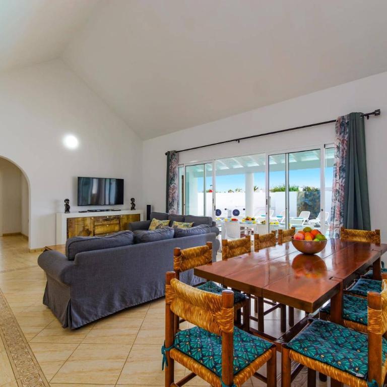 Villa Esmeralda by Villa Plus - Villa - 8