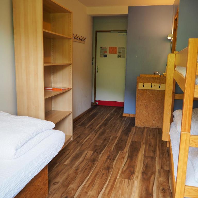 Auberge de Jeunesse HI La Clusaz - Camera Tripla con Doccia - 3