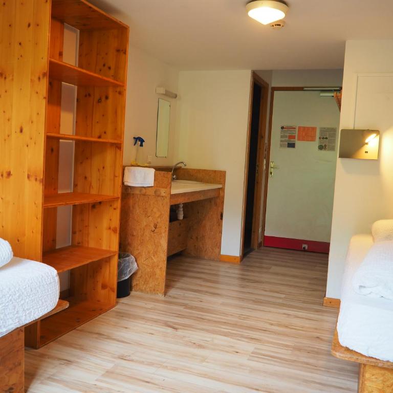 Auberge de Jeunesse HI La Clusaz - Camera con 5 Letti e Doccia - 1
