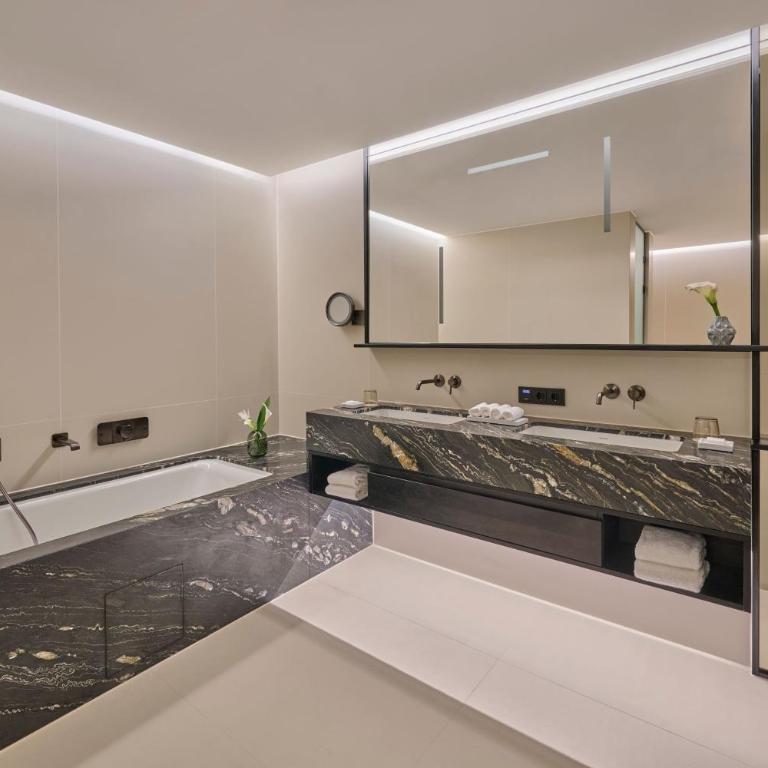 Koenigshof, a Luxury Collection Hotel, Munich - One-Bedroom Panorama King Suite with City View - 7