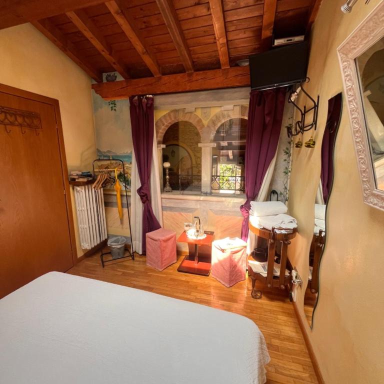 The Queen Tower - Two Connecting Double Rooms - 2