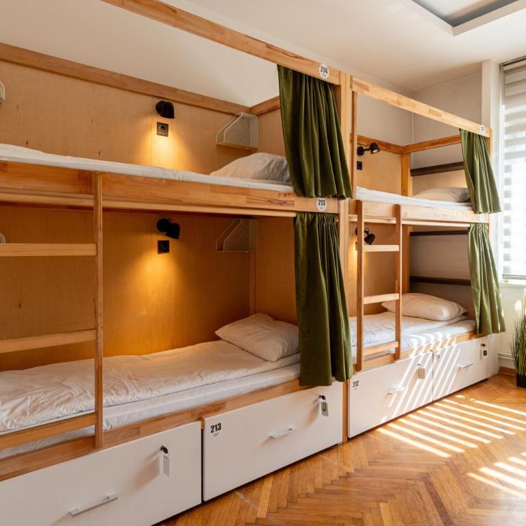 Cabbage Hostel - Krevet u Osmokrevetnoj Mešovitoj Spavaonici - 6