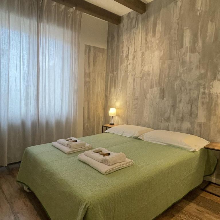 Holyday Luxury Apartment with Jacuzzi Tub - Two-Bedroom Apartment with Balcony - 4