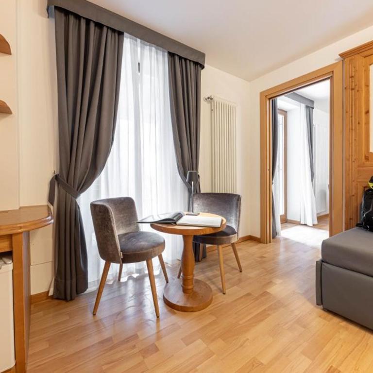 Hotel La Perla - Family Room with Terrace - 3