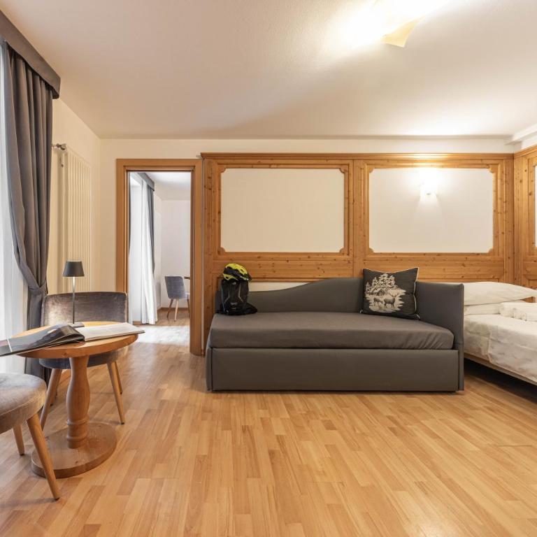 Hotel La Perla - Family Room with Terrace - 4