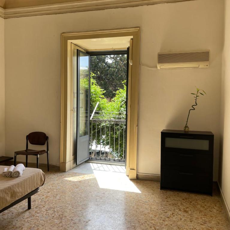 Bed And Books - Double Room with Shared Bathroom - 5