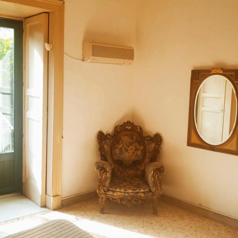 Bed And Books - Double Room with Shared Bathroom - 6