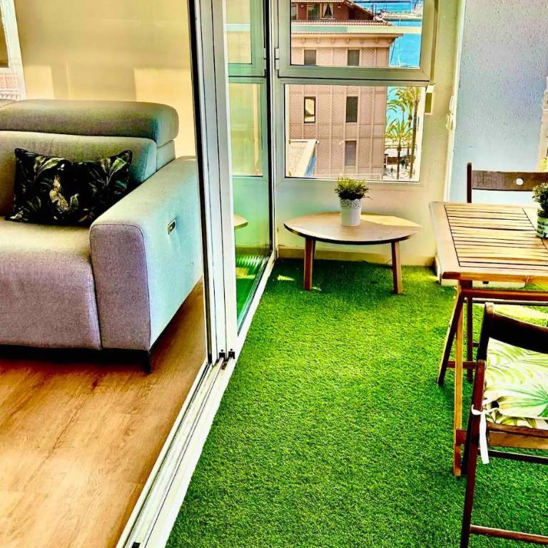Ático reformado, luminoso y amplio - Three-Bedroom Apartment - 2