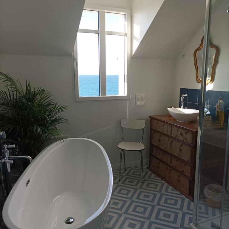 Vue sur Mer panoramique, accès direct plage - Three-Bedroom Villa - 14