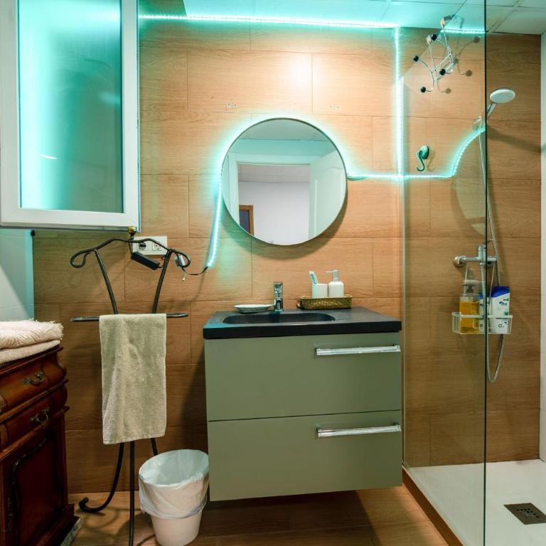 Mirador 5 del Mercado Central - habitacion con baño privado en el centro de la Ciudad Vella - Double Room with Private Bathroom - 11