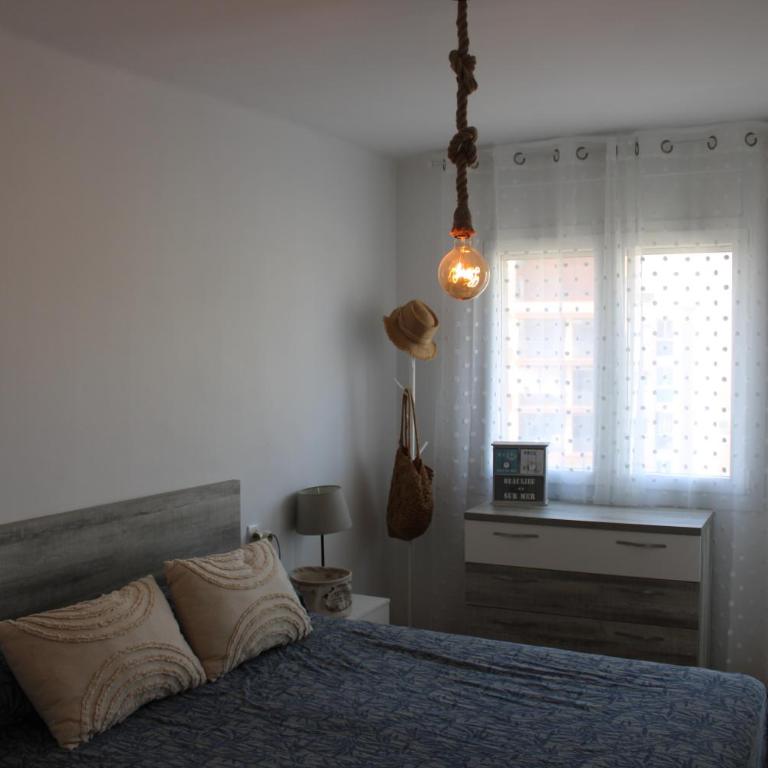 A une minute de la plage! - Two-Bedroom Apartment - 14