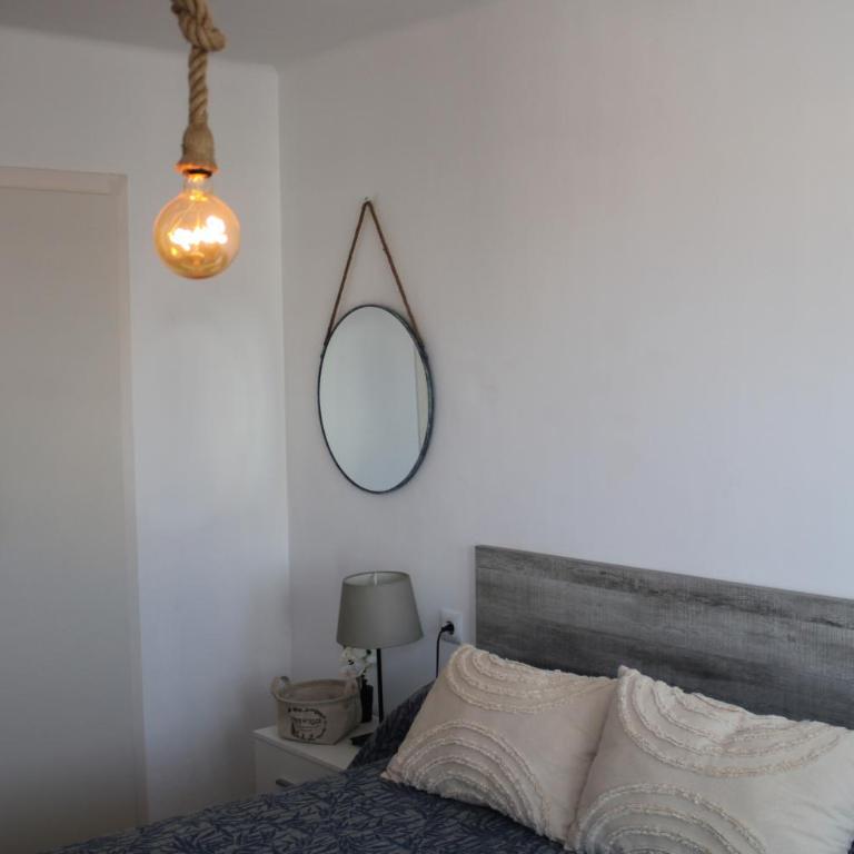 A une minute de la plage! - Two-Bedroom Apartment - 16