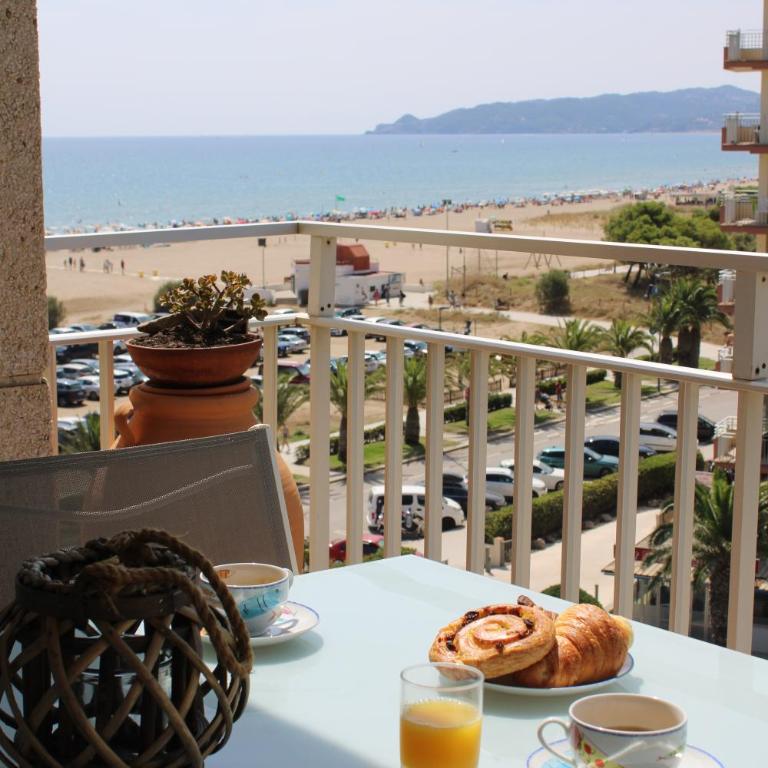 A une minute de la plage! - Two-Bedroom Apartment - 1