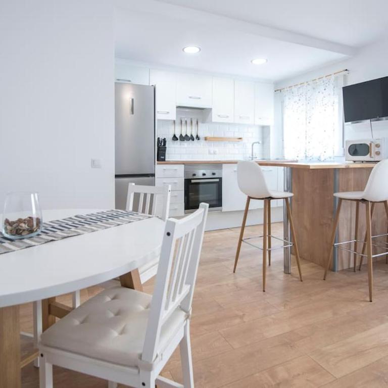 Piso reformado cerca de la Playa y el Supermercado - Two-Bedroom Apartment with Balcony - 3