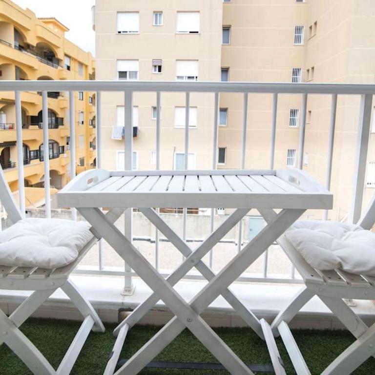 Piso reformado cerca de la Playa y el Supermercado - Two-Bedroom Apartment with Balcony - 1