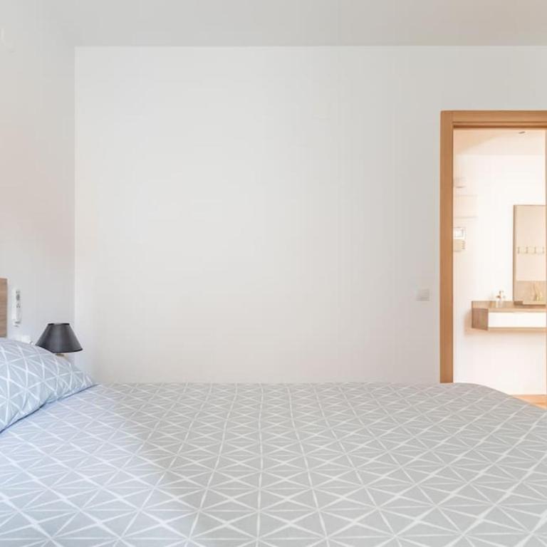 Piso reformado cerca de la Playa y el Supermercado - Two-Bedroom Apartment with Balcony - 5