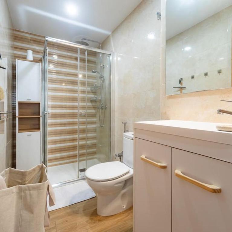 Piso reformado cerca de la Playa y el Supermercado - Two-Bedroom Apartment with Balcony - 8