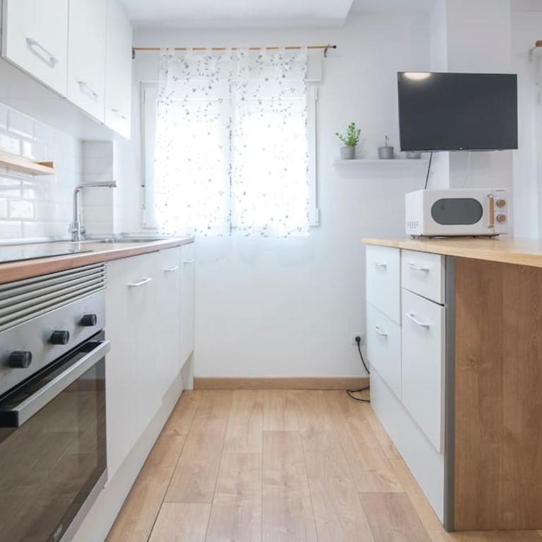 Piso reformado cerca de la Playa y el Supermercado - Two-Bedroom Apartment with Balcony - 12